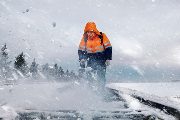 1.图为张智辉正在清理岔区积雪